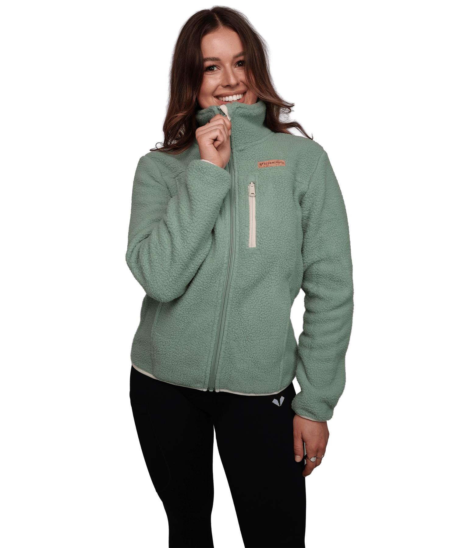 Model trägt die BERGMENSCH Damen Sherpa Jacke in der Farbe Sage