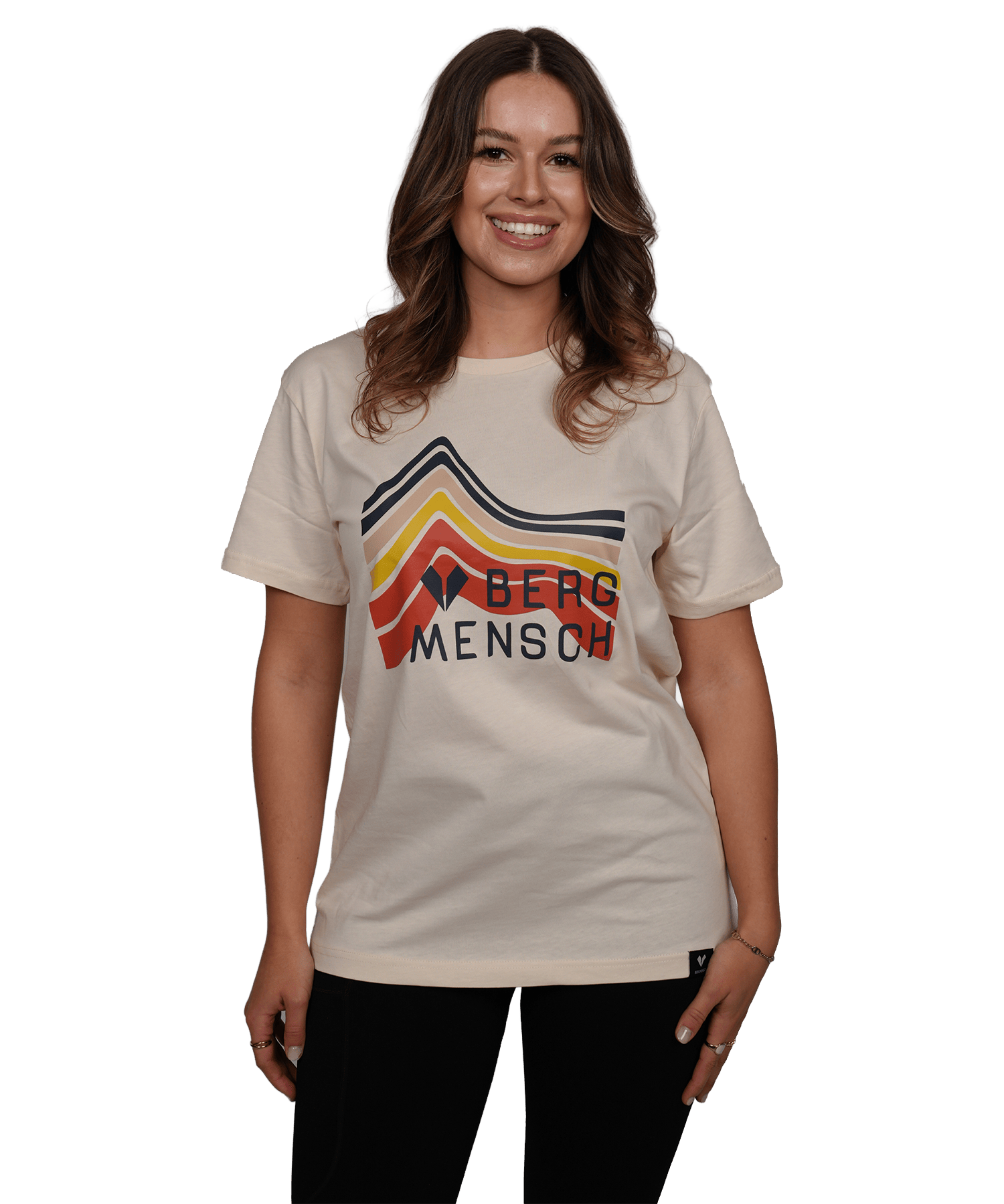 Model trägt das BERGMENSCH T-Shirt "Vintage Mountainview" in der Farbe Natural Raw