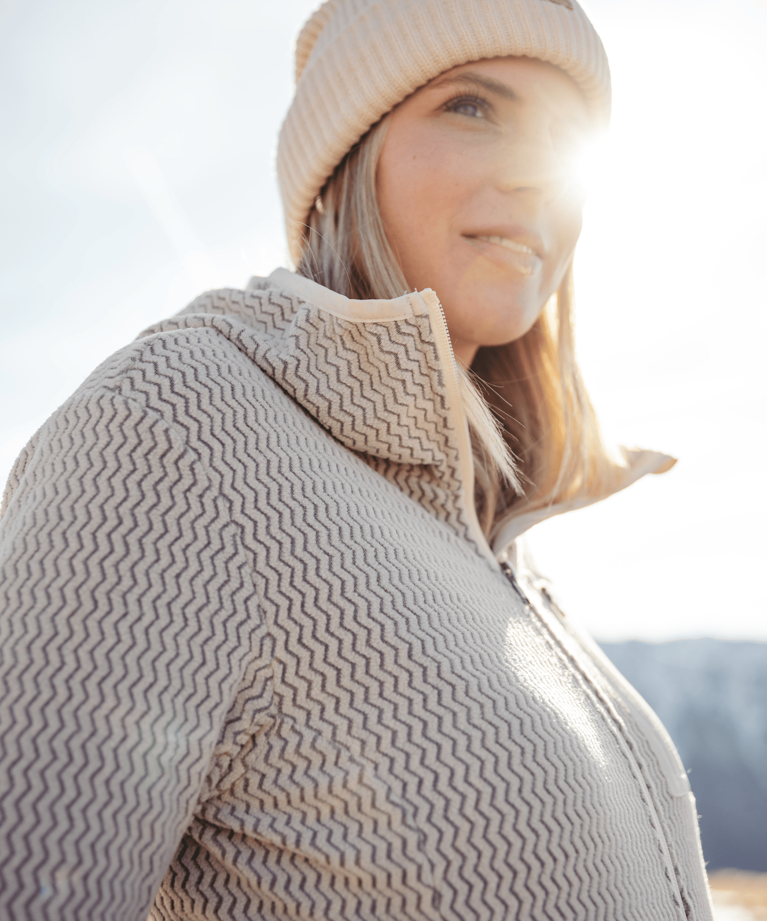 Detailansicht vom BERGMENSCH Airgrid Damen Full-zip Hoodie in der Farbe Whitecap Grey
