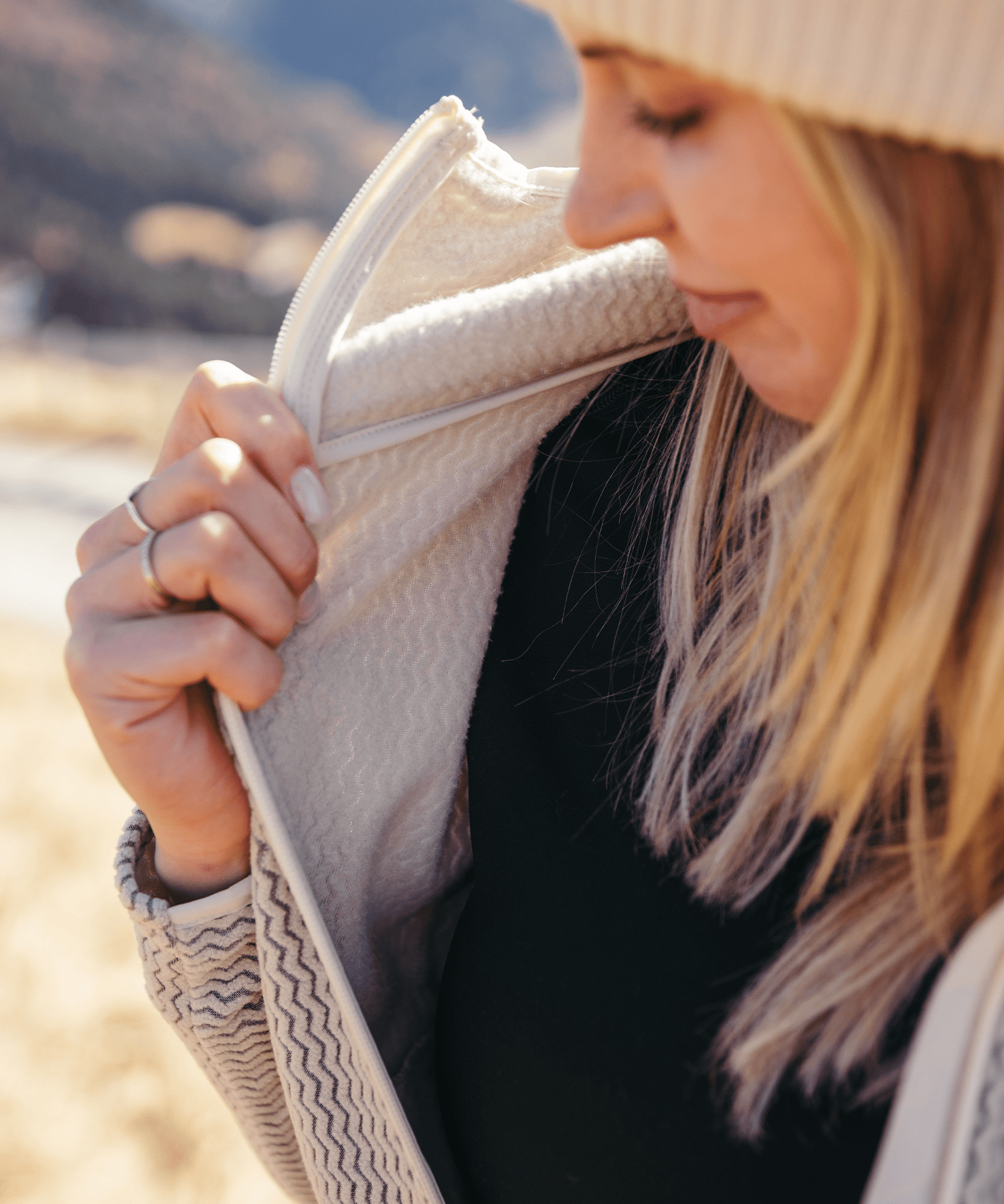 Detailansicht vom BERGMENSCH Airgrid Damen Full-zip Hoodie in der Farbe Whitecap Grey