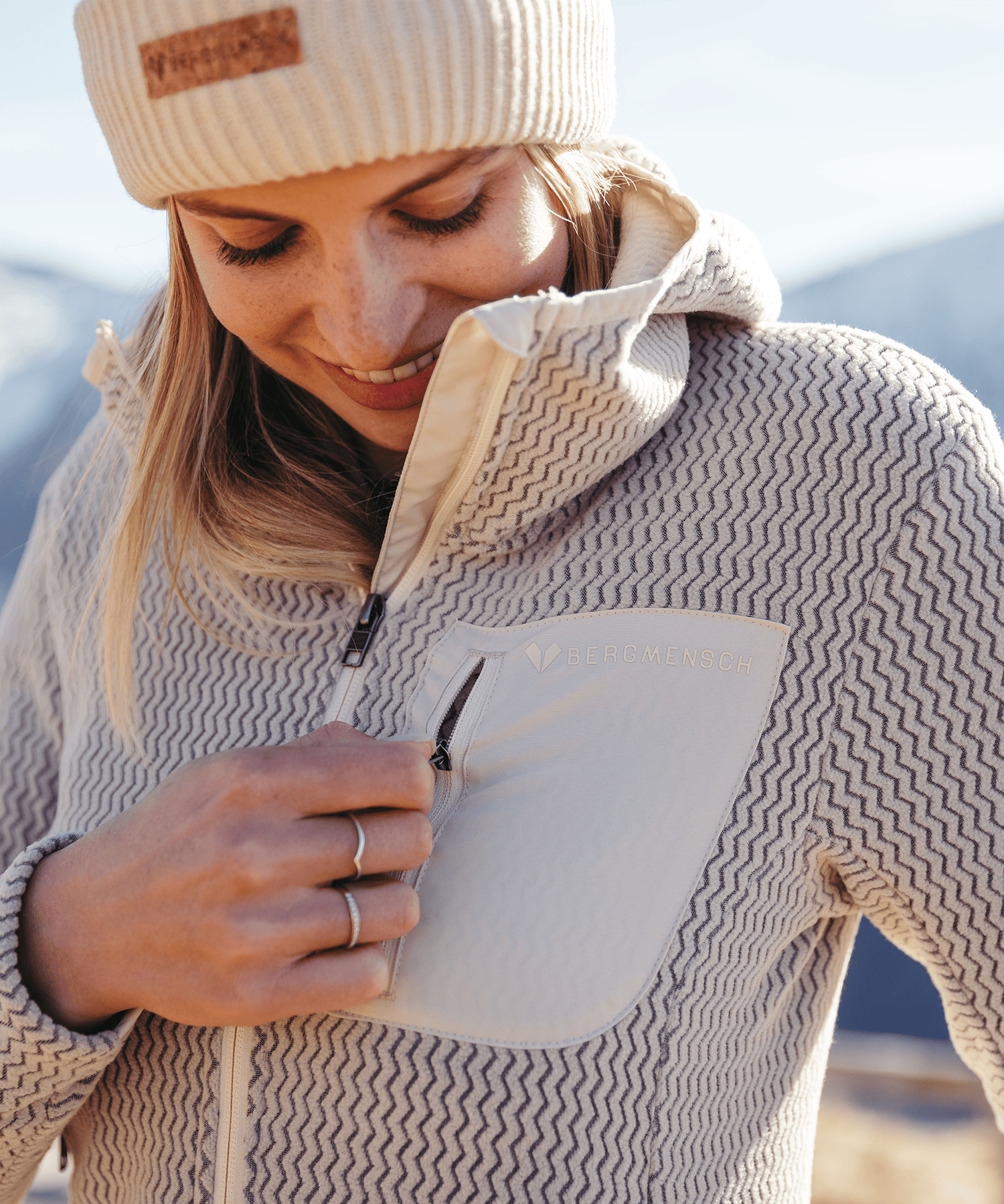 Detailansicht vom BERGMENSCH Airgrid Damen Full-zip Hoodie in der Farbe Whitecap Grey