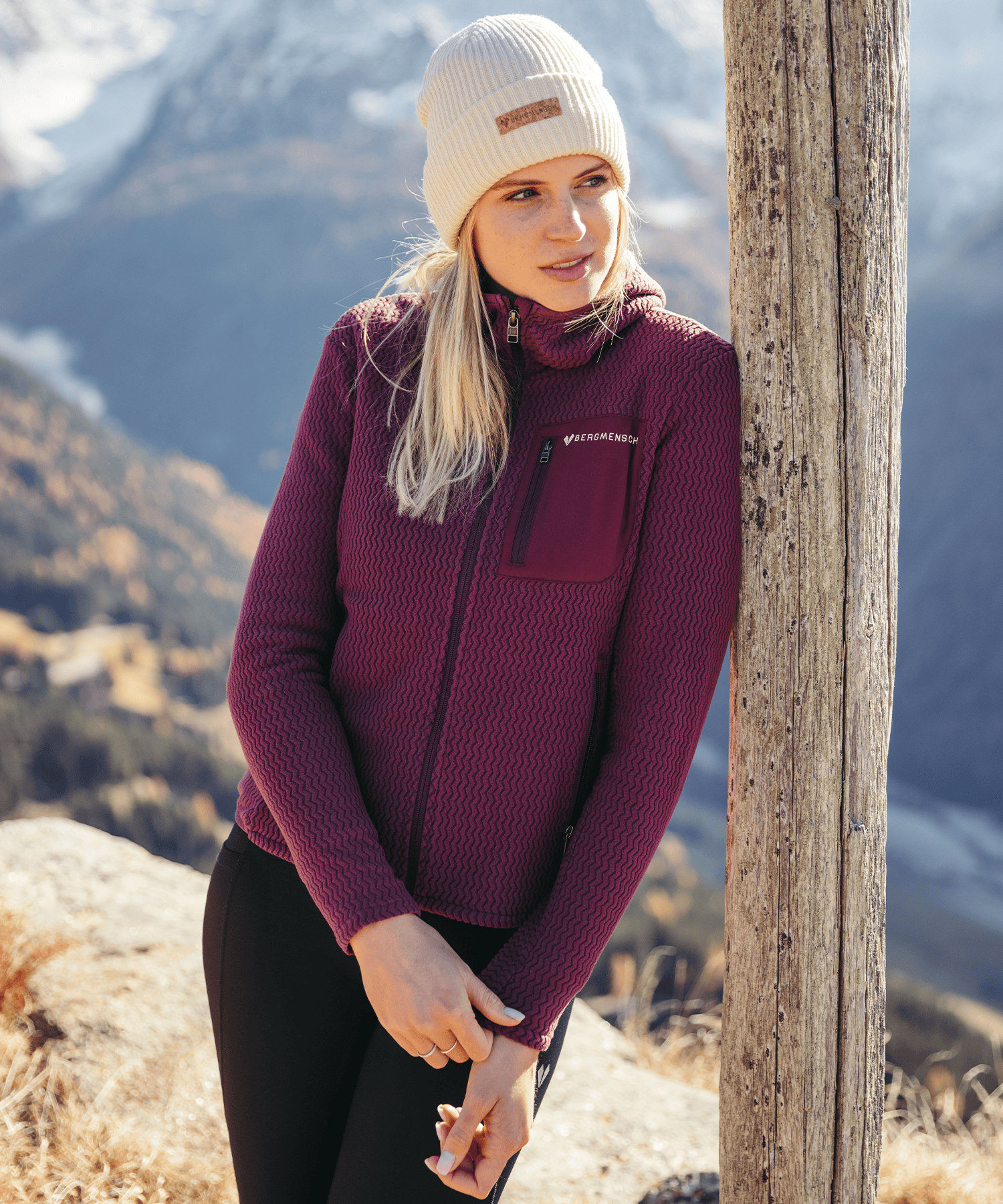 Model trägt den BERGMENSCH Airgrid Damen Full-zip Hoodie in der Farbe Burgundy