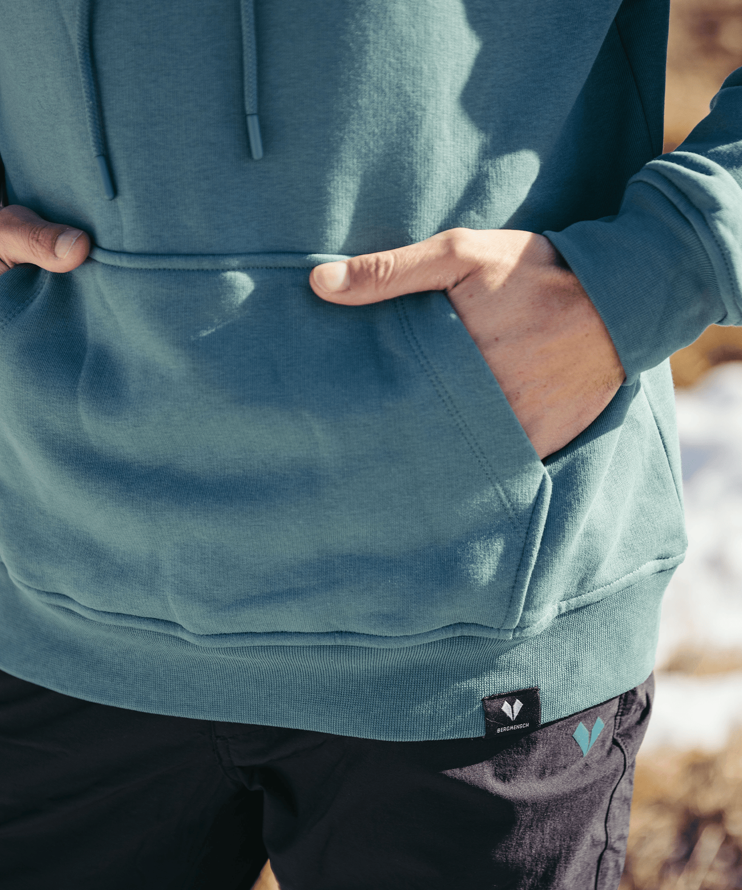 Detailbild vom BERGMENSCH Hoodie "Berglinien" in der Farbe Deep Lake