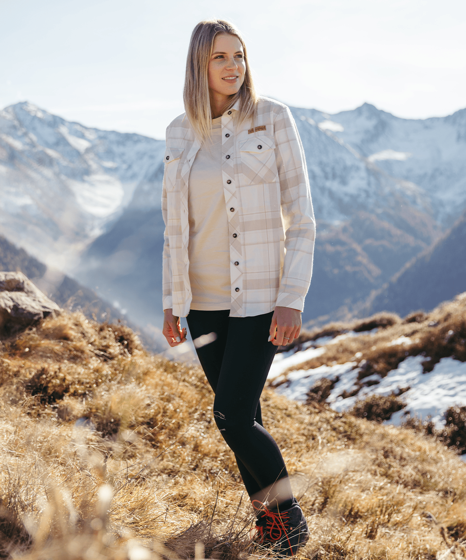 Model trägt BERGMENSCH Flanell Overshirt Damen in der Farbe Whitecap Grey