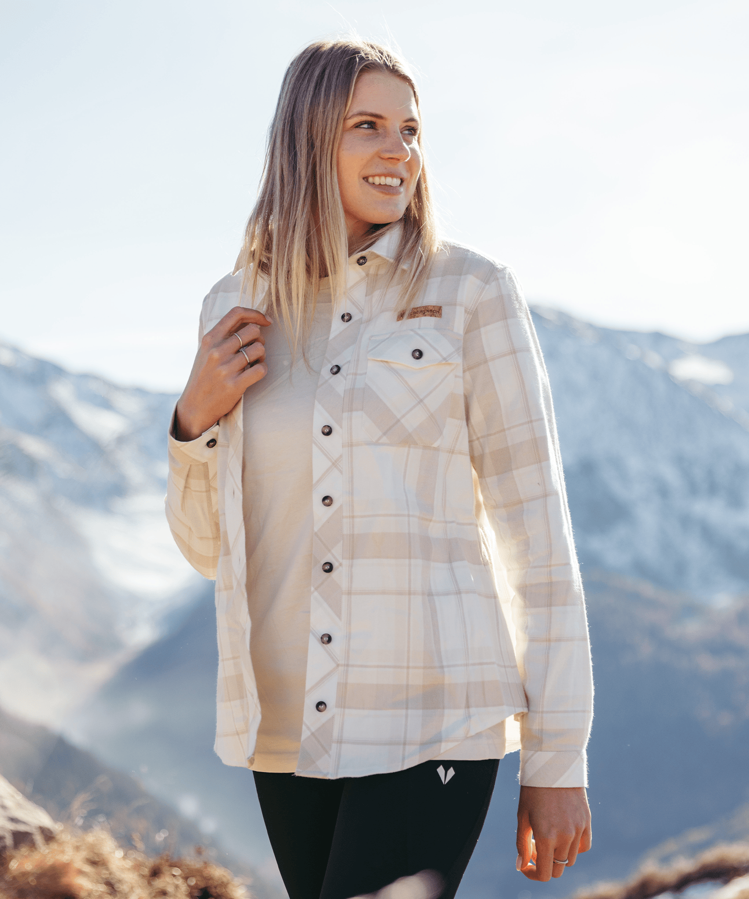 Model trägt BERGMENSCH Flanell Overshirt Damen in der Farbe Whitecap Grey