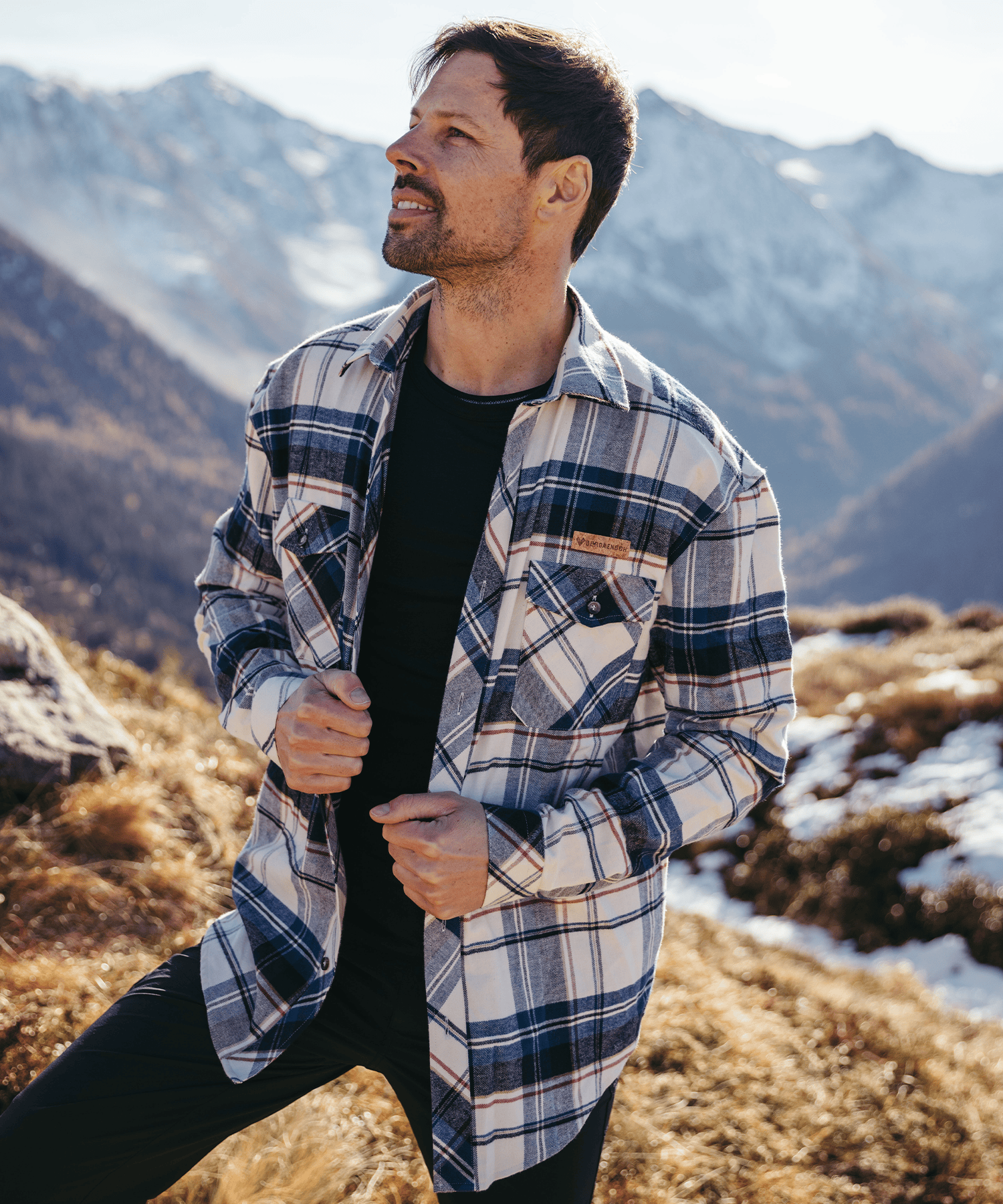 Model trägt BERGMENSCH Flanell Overshirt Herren in der Farbe Blue