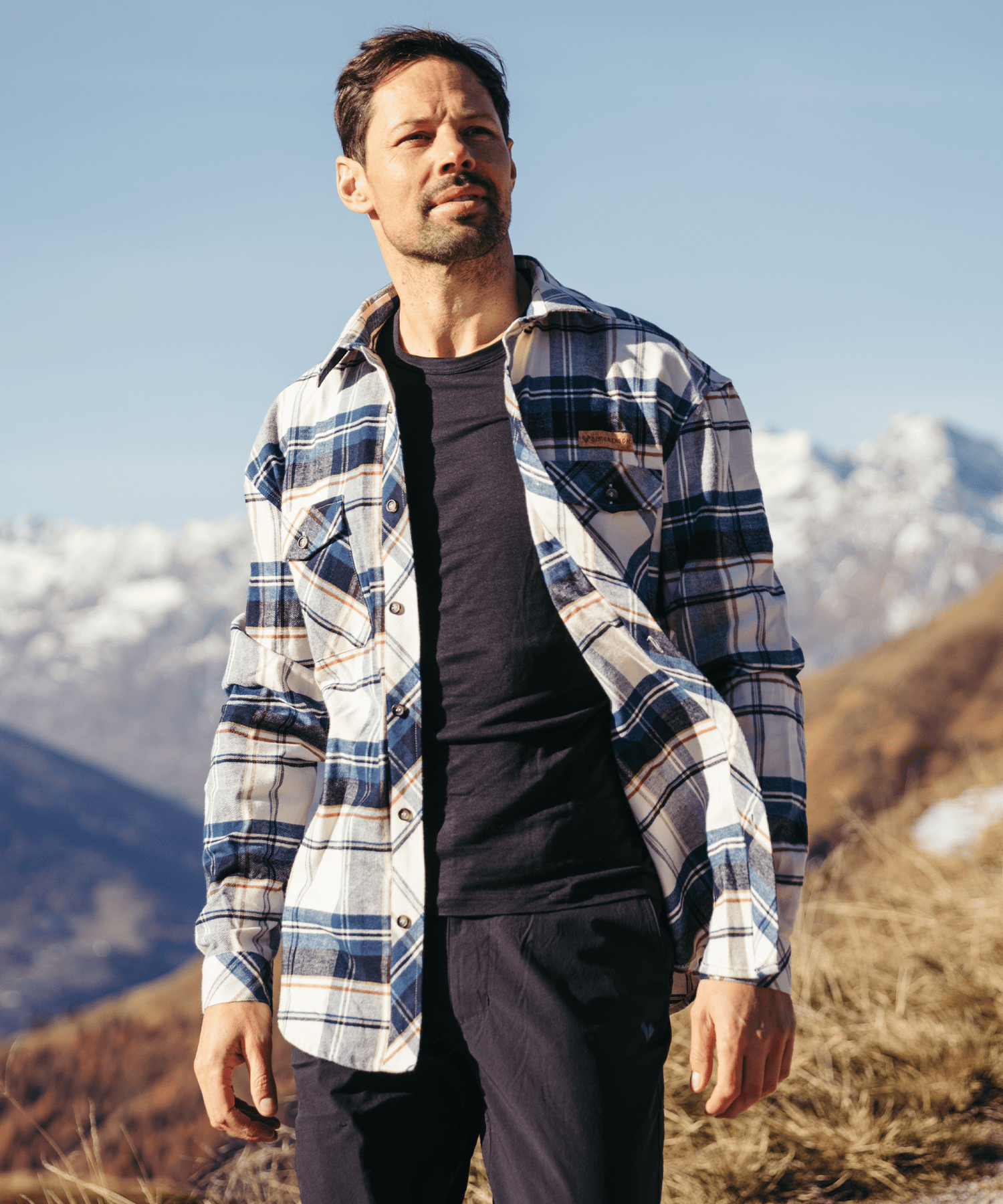 Model trägt BERGMENSCH Flanell Overshirt Herren in der Farbe Blue