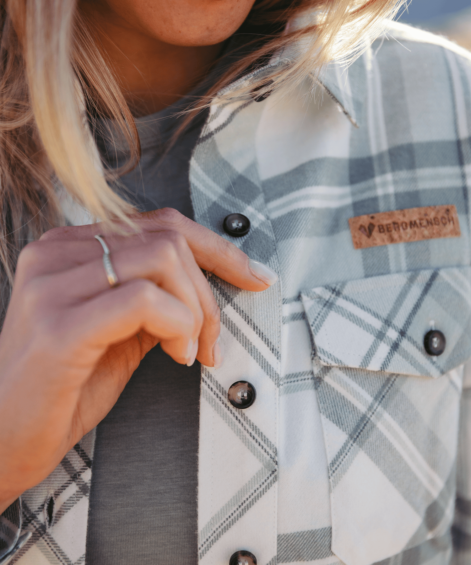 Detailansicht vom BERGMENSCH Flanell Overshirt Damen in der Farbe Sage