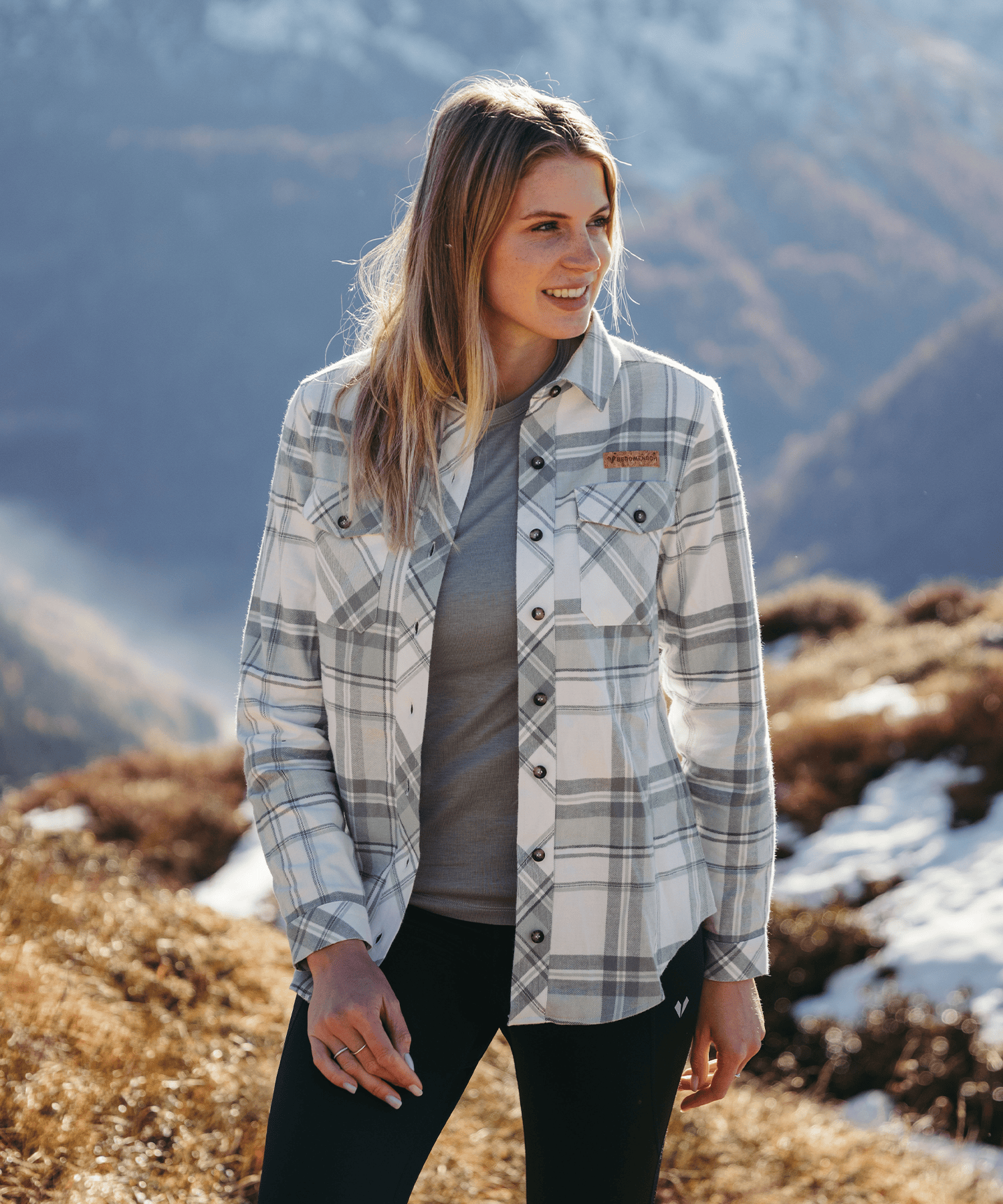 Model trägt BERGMENSCH Flanell Overshirt Damen in der Farbe Sage