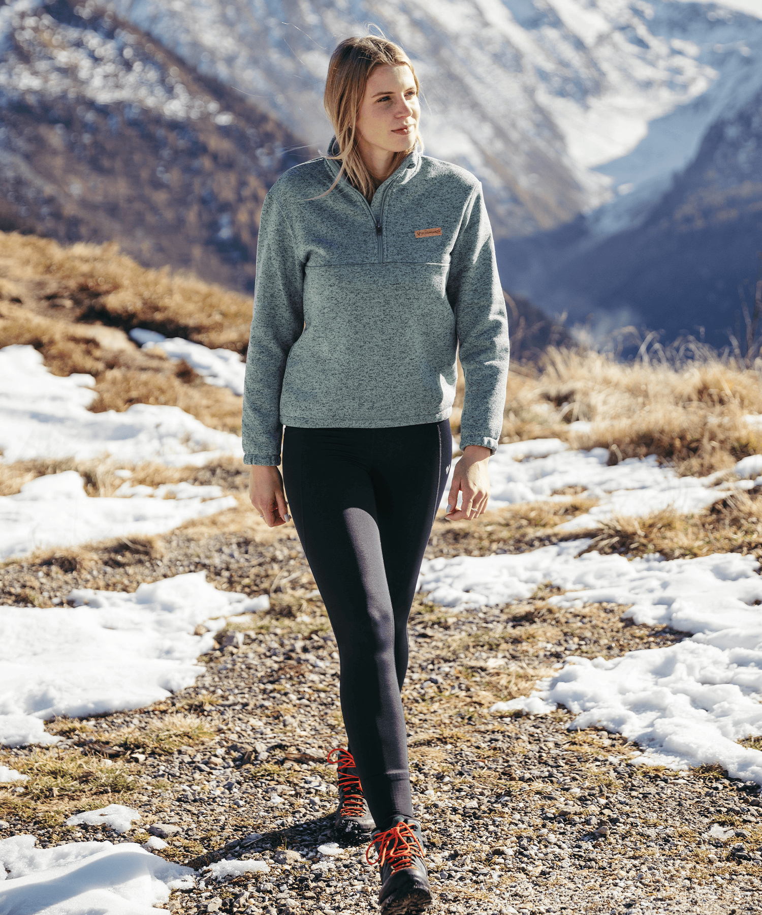 Model trägt den BERGMENSCH Damen Half-zip Strickfleece in Salbei in den Bergen