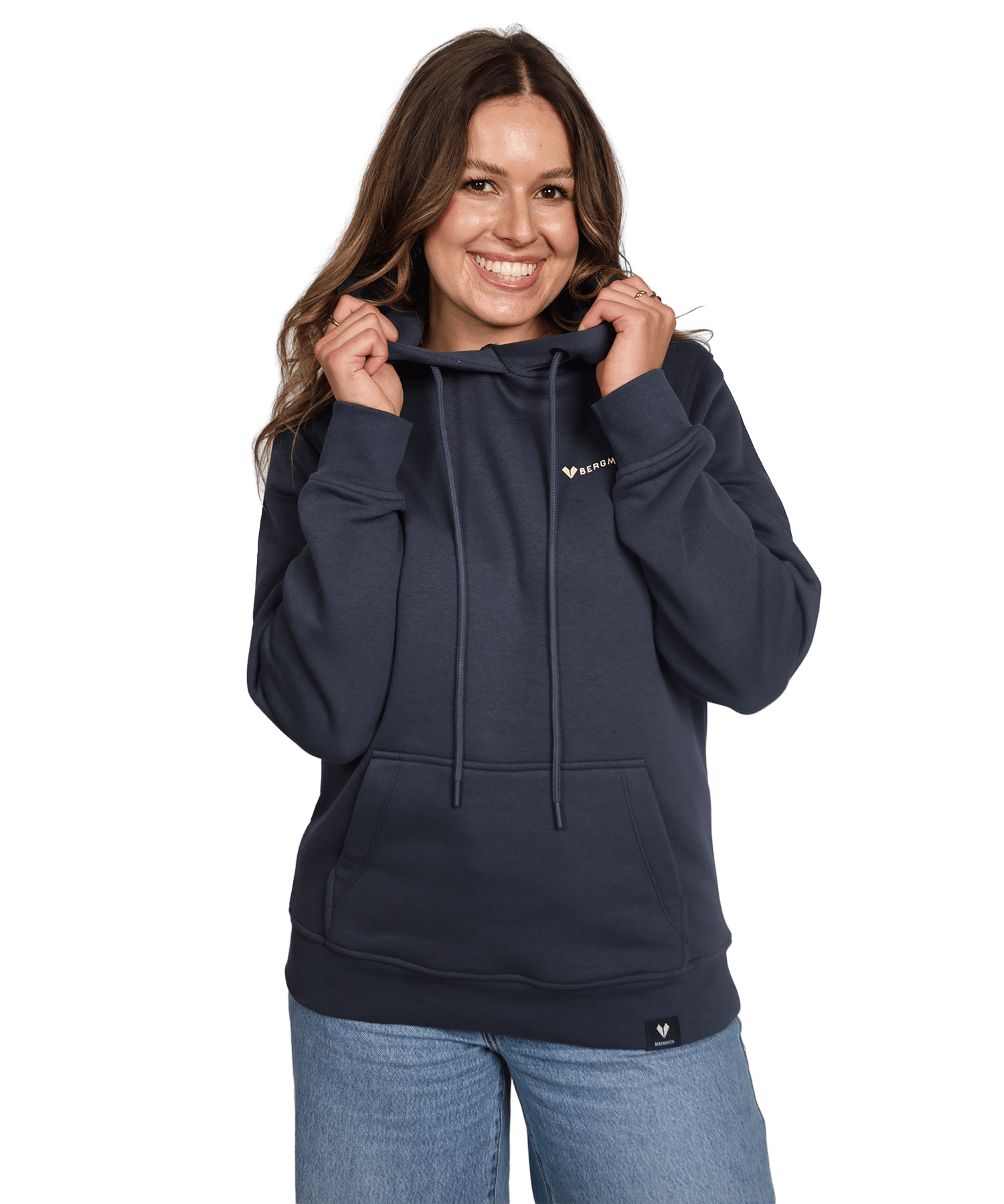 Model trägt BERGMENSCH Hoodie "Winterpanorama Ski" in der Farbe India Ink Grey