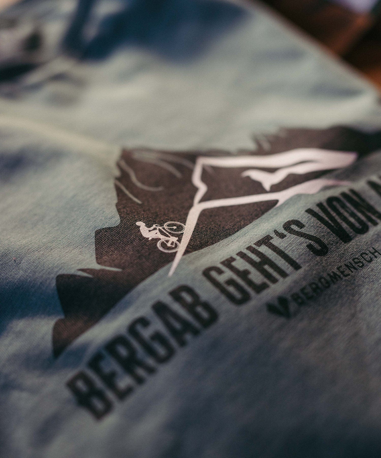 Bergab geht's von allein - Unisex Premium Organic Shirt von Bergmensch