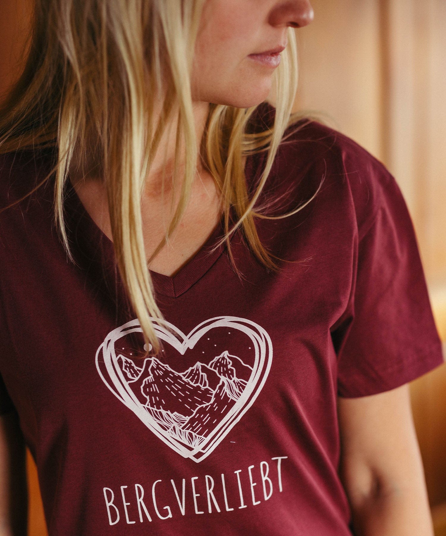 Bergverliebt - Damen Premium Organic V - Neck Shirt von Bergmensch