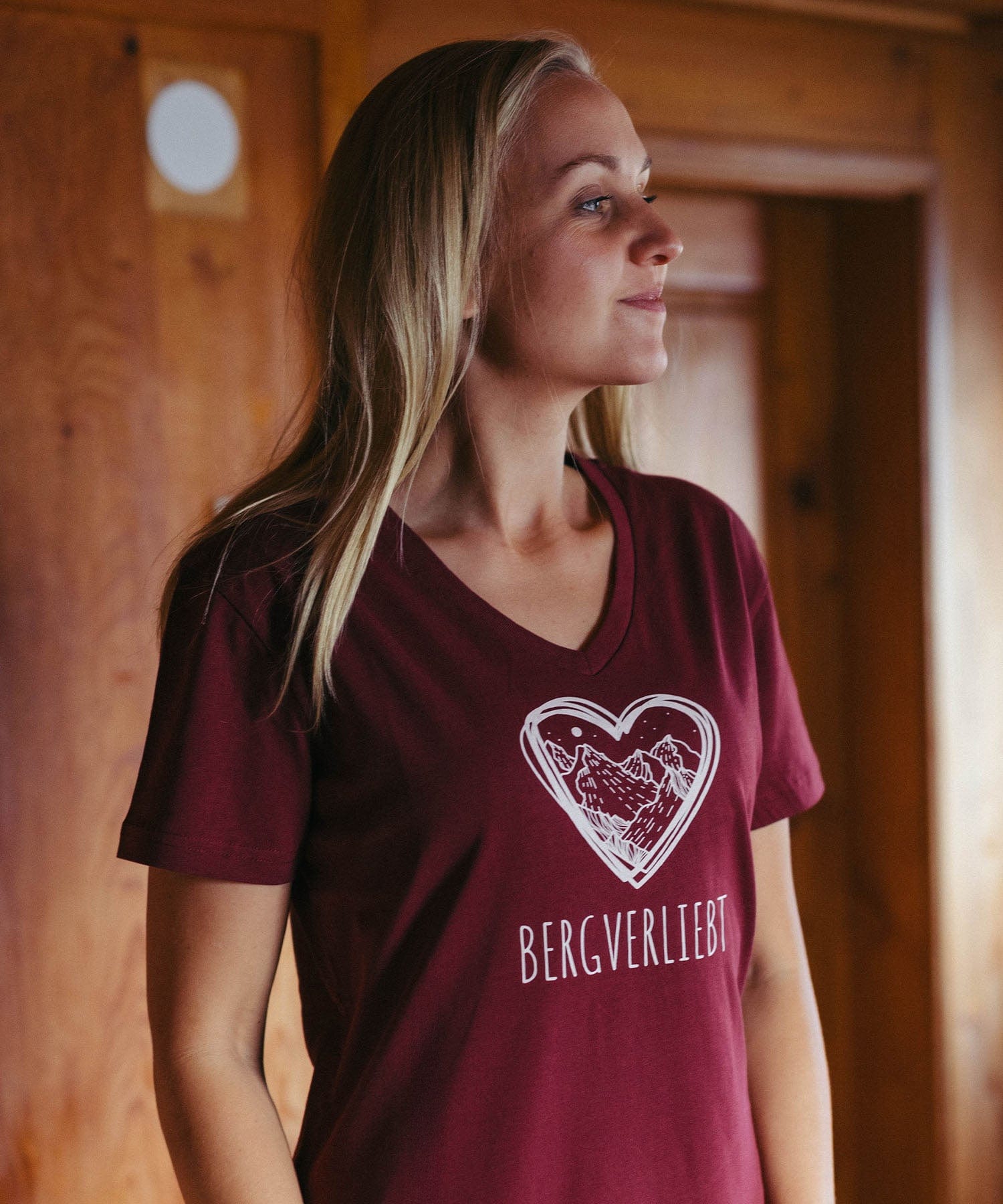 Bergverliebt - Damen Premium Organic V - Neck Shirt von Bergmensch