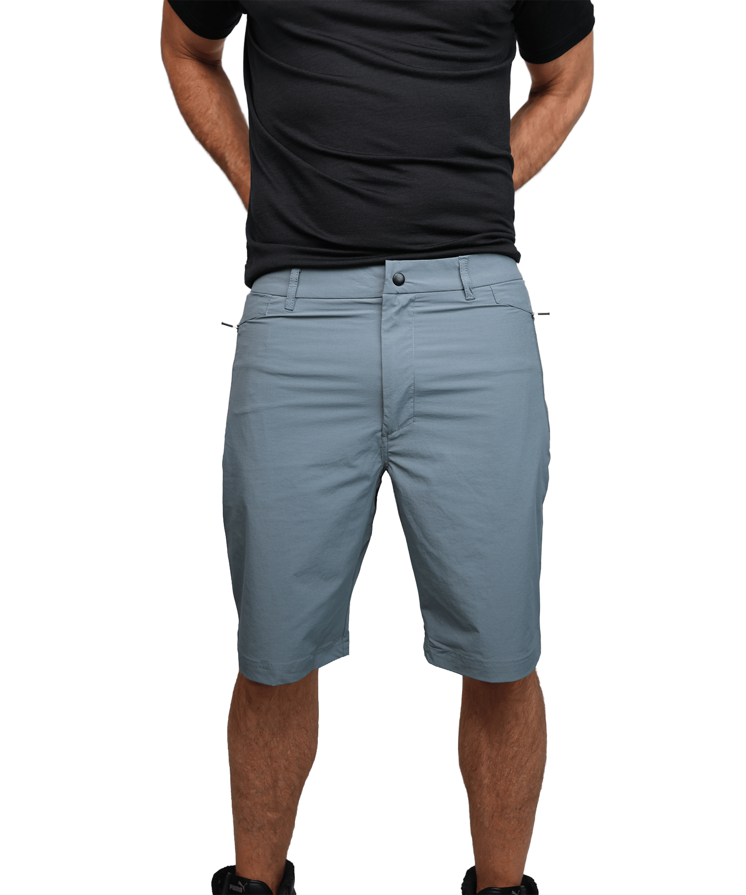 Model trägt die BERGMENSCH Wanderhose (kurz) in der Farbe Stormy Weather