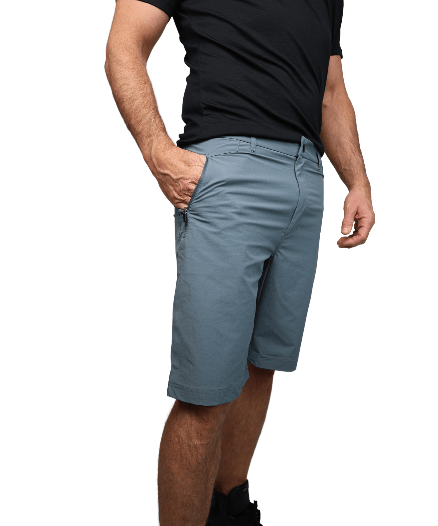 Model trägt die BERGMENSCH Wanderhose (kurz) in der Farbe Stormy Weather