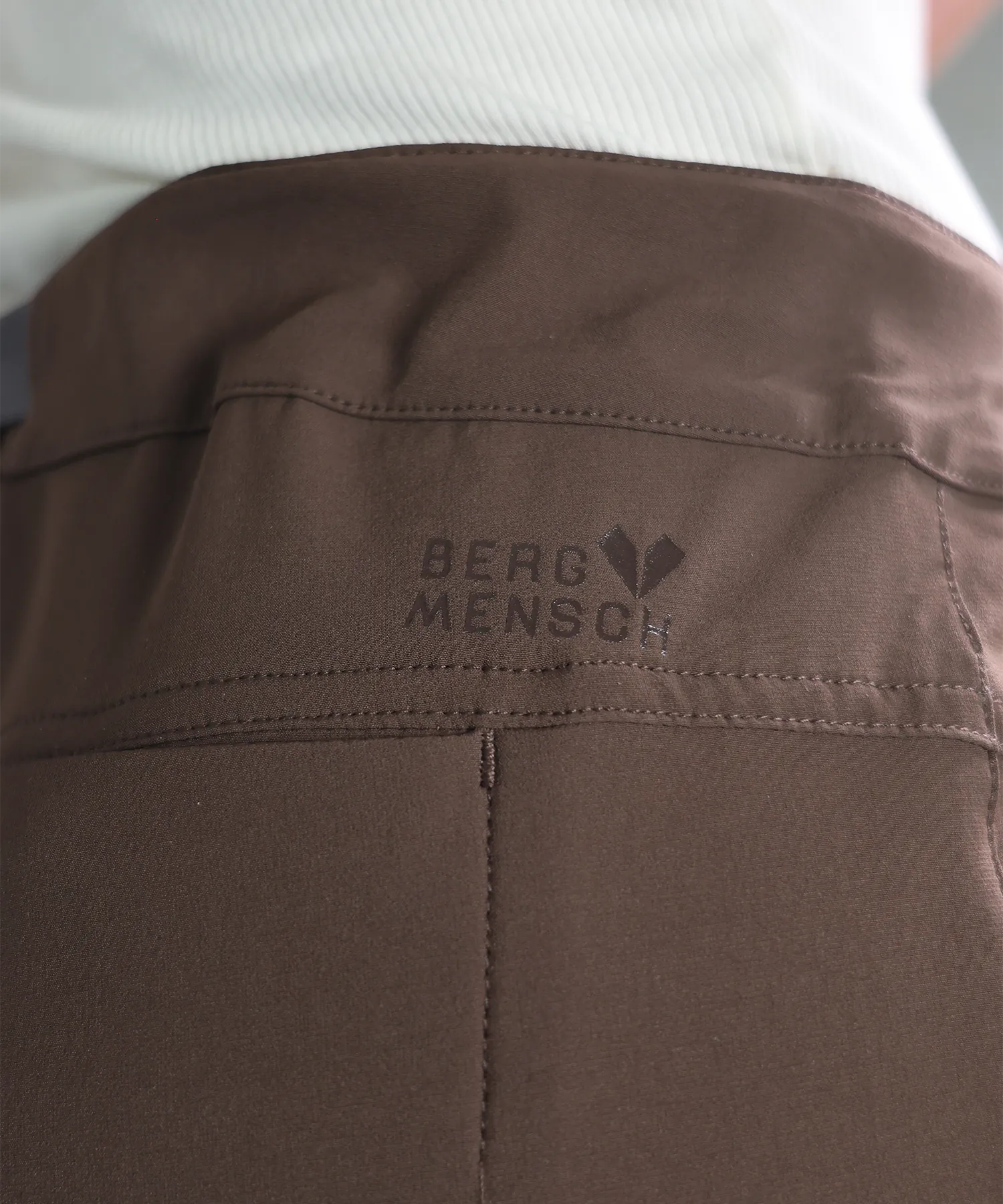 Detailansicht Logo Zip Off Wanderhose Bergmensch