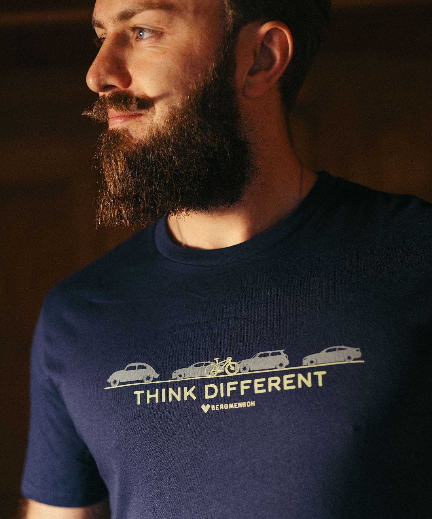 Think Different - Unisex Premium Organic Shirt von Bergmensch