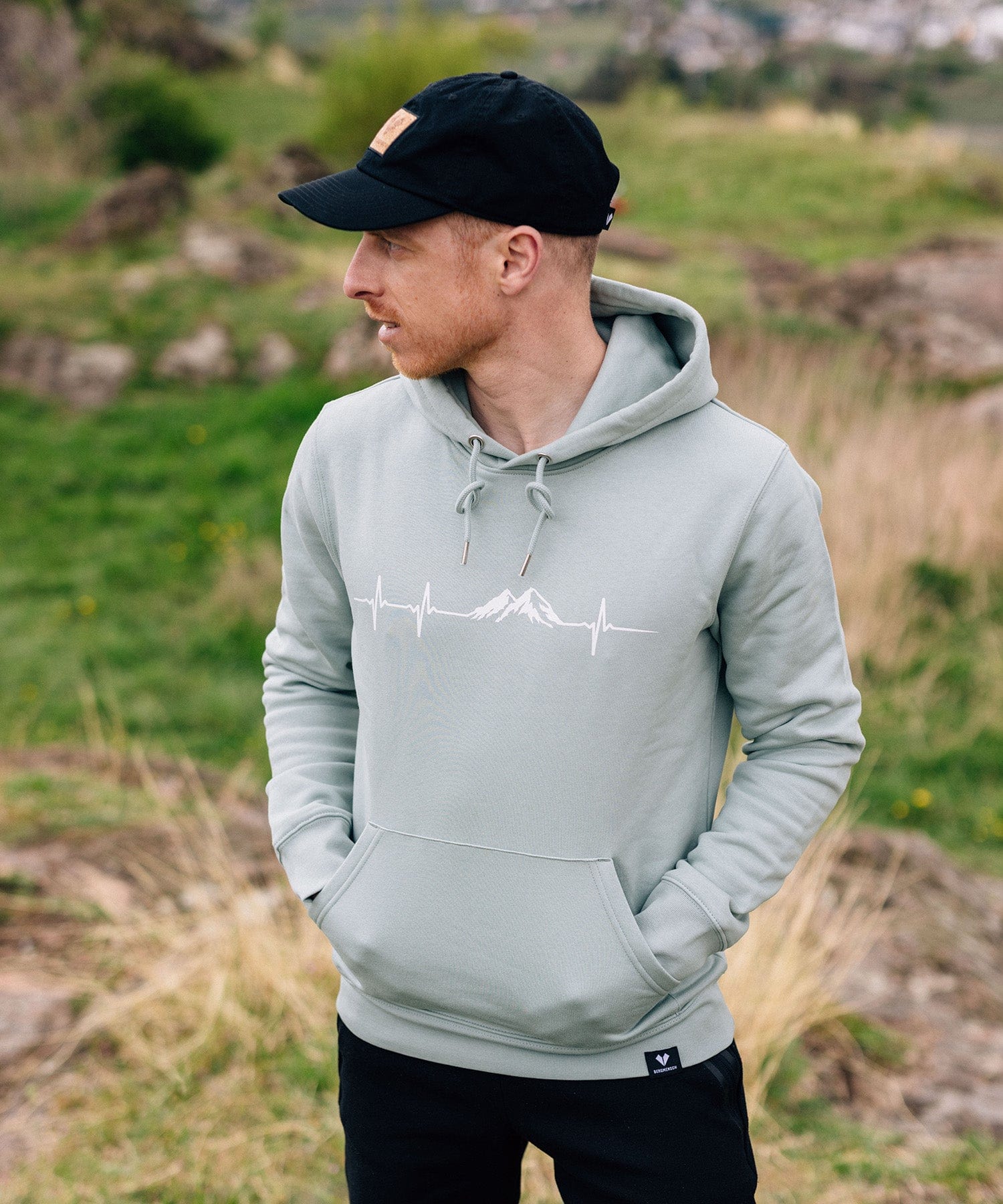 Herzschlag Berge - Unisex Premium Organic Hoodie von Bergmensch