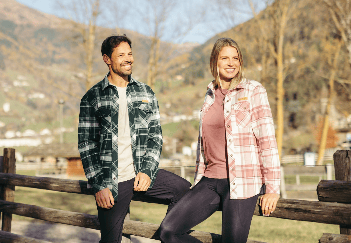 Models tragen die BERGMENSCH Flanell Overshirts in den Farben Pine Grove und Hibiscus in den Bergen
