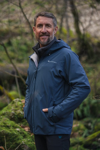 Model trägt BERGMENSCH Herren 3L Hardshell Regenjacke in der Farbe Midnight Navy