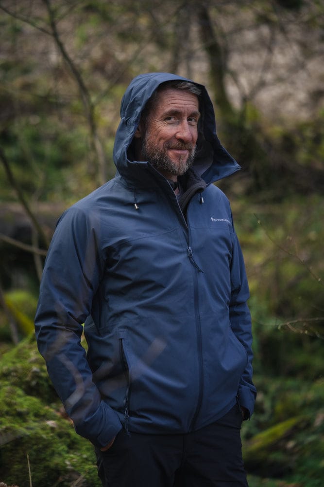 Model trägt BERGMENSCH Herren 3L Hardshell Regenjacke in der Farbe Midnight Navy