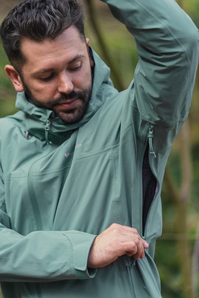 Model trägt BERGMENSCH Herren 3L Hardshell Regenjacke in der Farbe Deep Lake