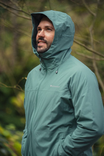 Model trägt BERGMENSCH Herren 3L Hardshell Regenjacke in der Farbe Deep Lake