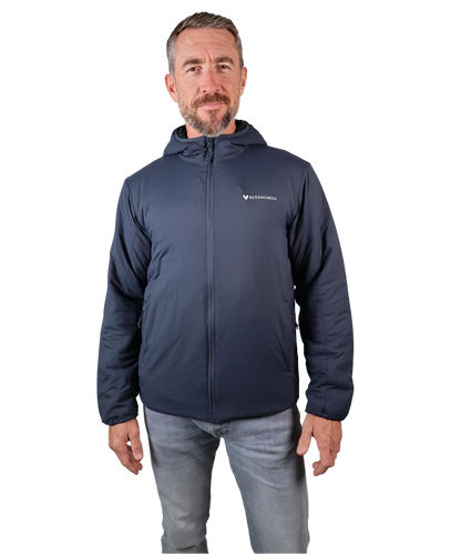 Frontansicht Bergmensch Herren Thermolite Jacke in india ink Grey
