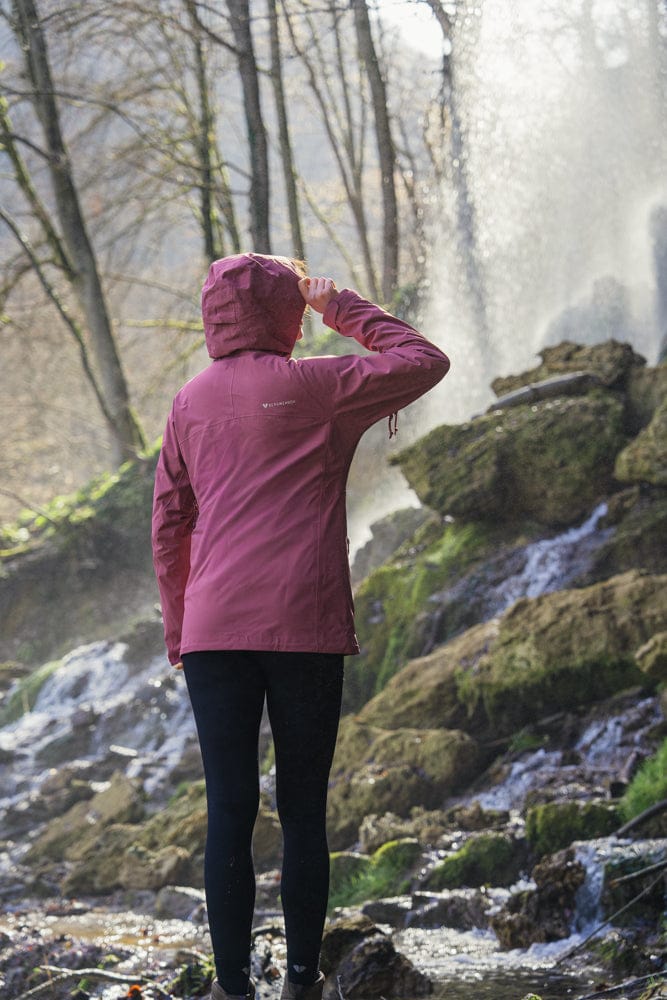 Model trägt BERGMENSCH Damen 3L Hardshell Regenjacke in der Farbe Hibiscus