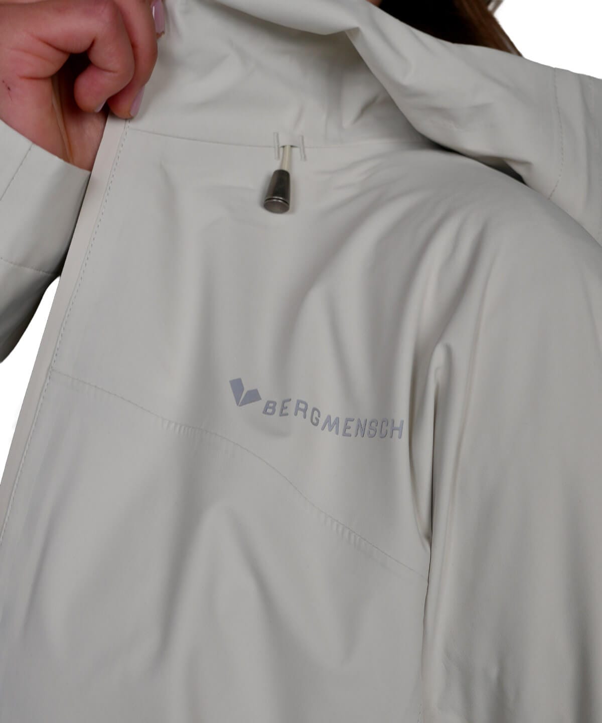 Detailansicht Logo der BERGMENSCH Damen 3-Lagen Regenjacke in der Farbe Beige