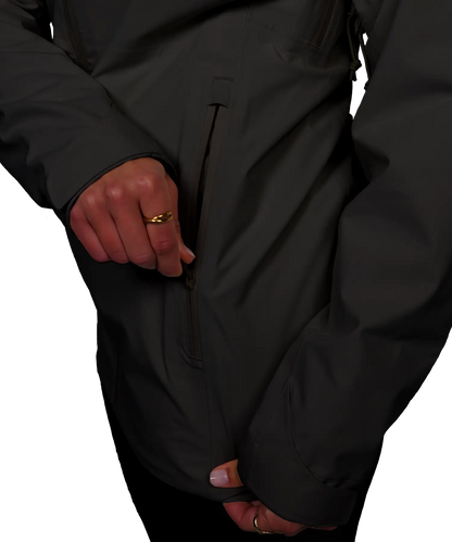 Detailansicht Reißverschluss der BERGMENSCH Damen 3-Lagen Regenjacke in der Farbe Black