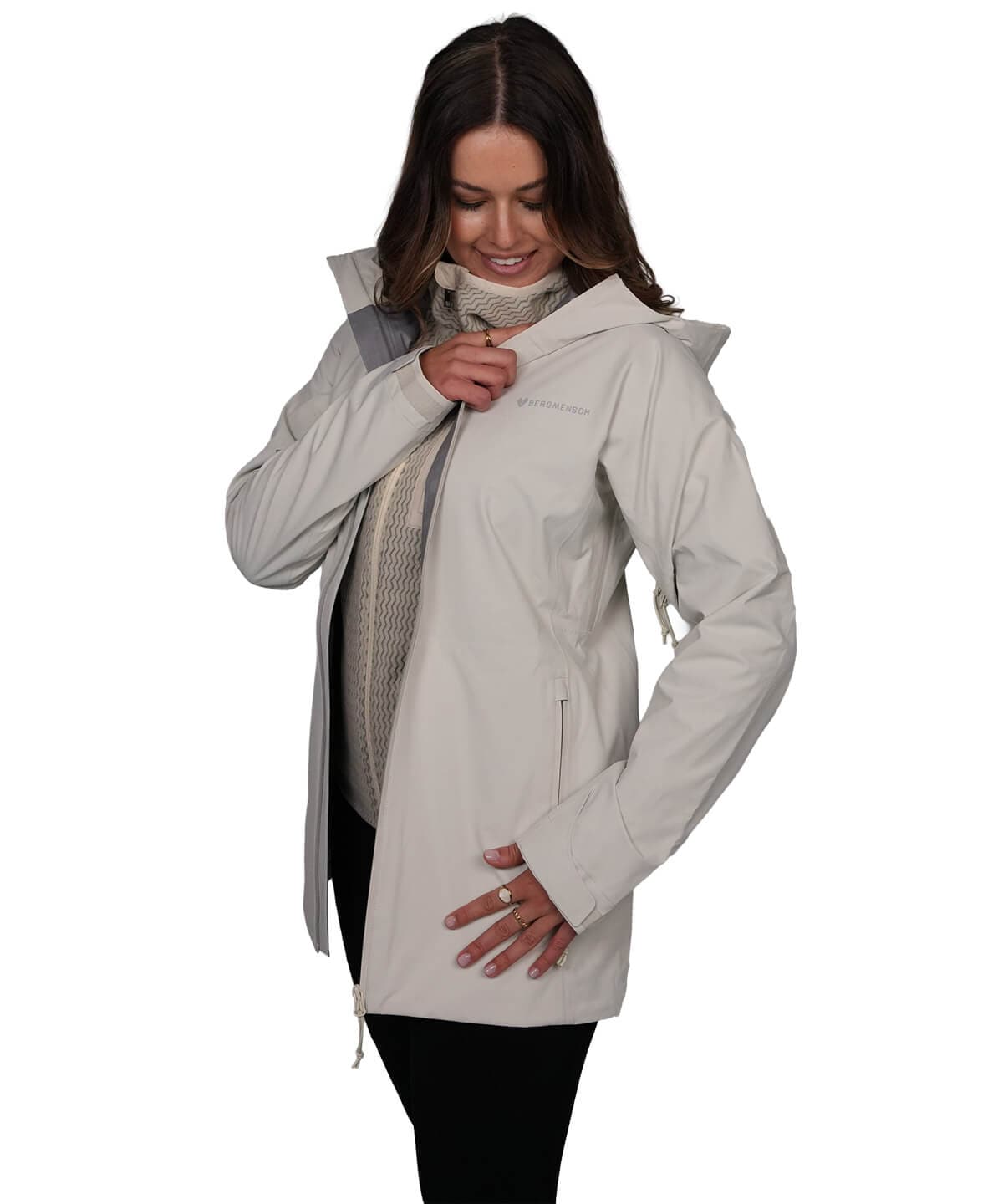Seitenansicht der BERGMENSCH Damen 3-Lagen Regenjacke in der Farbe Beige