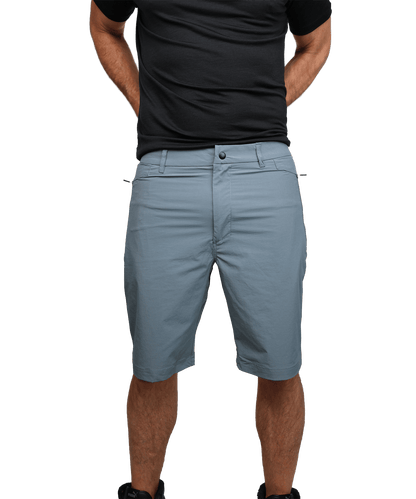 Model trägt die BERGMENSCH Wanderhose (kurz) in der Farbe Stormy Weather