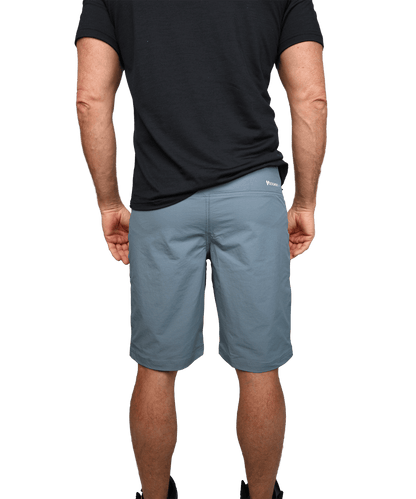 Rückansicht der BERGMENSCH Wanderhose (kurz) in der Farbe Stormy Weather