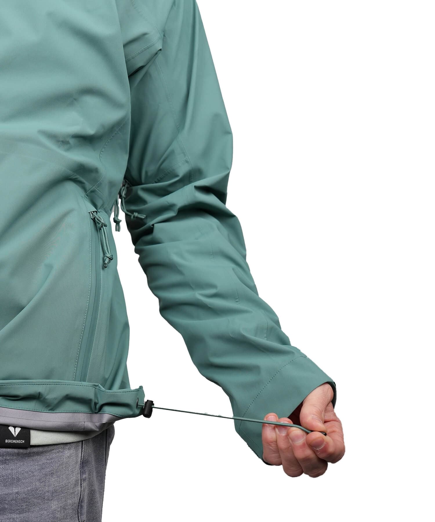 Detailansicht Saumzug der BERGMENSCH Herren 3-Lagen Regenjacke in der Farbe Deep Lake