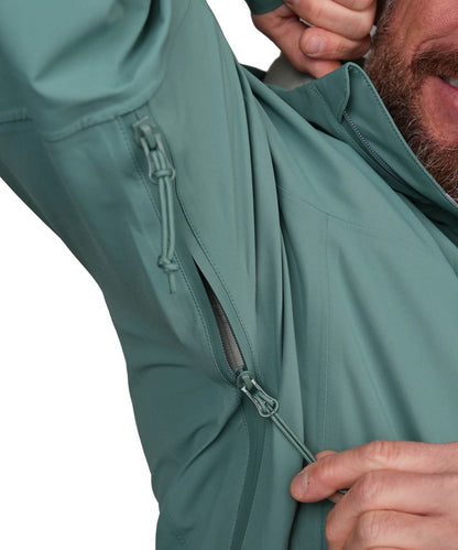 Detailansicht YKK Frontreißverschluss mit Innenklappe der BERGMENSCH Herren 3-Lagen Regenjacke in der Farbe Deep Lake 