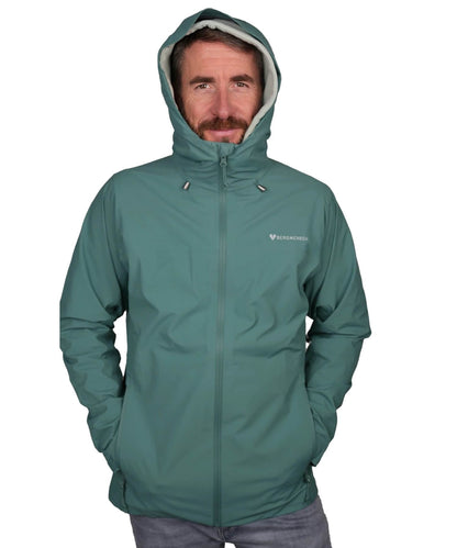 Vorderansicht der BERGMENSCH Herren 3-Lagen Regenjacke in der Farbe Deep Lake
