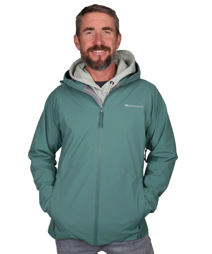 Vorderansicht der BERGMENSCH Herren 3-Lagen Regenjacke in der Farbe Deep Lake
