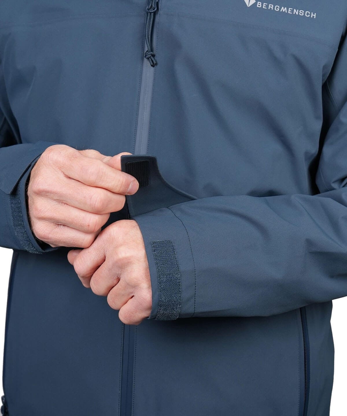 Detailansicht Ärmelabschluss mit Klettverschluss der BERGMENSCH Herren 3-Lagen Regenjacke in der Farbe Midnight Navy