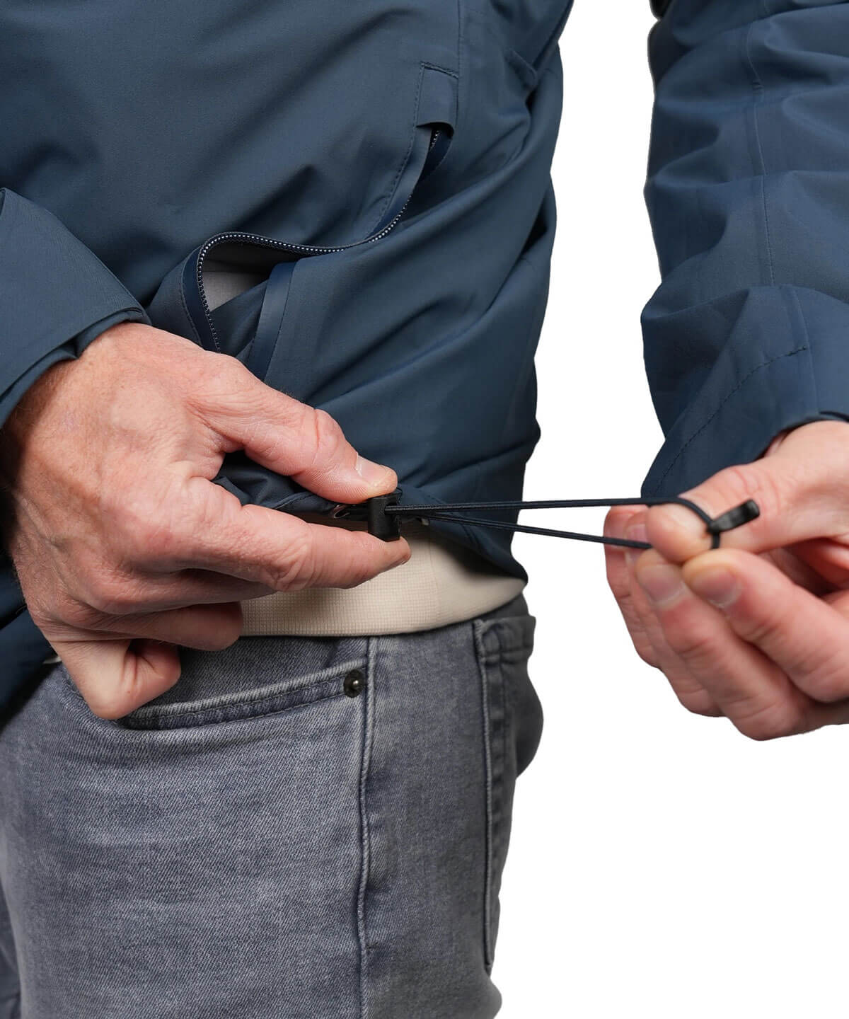 Detailansicht Saumzug der BERGMENSCH Herren 3-Lagen Regenjacke in der Farbe Midnight Navy