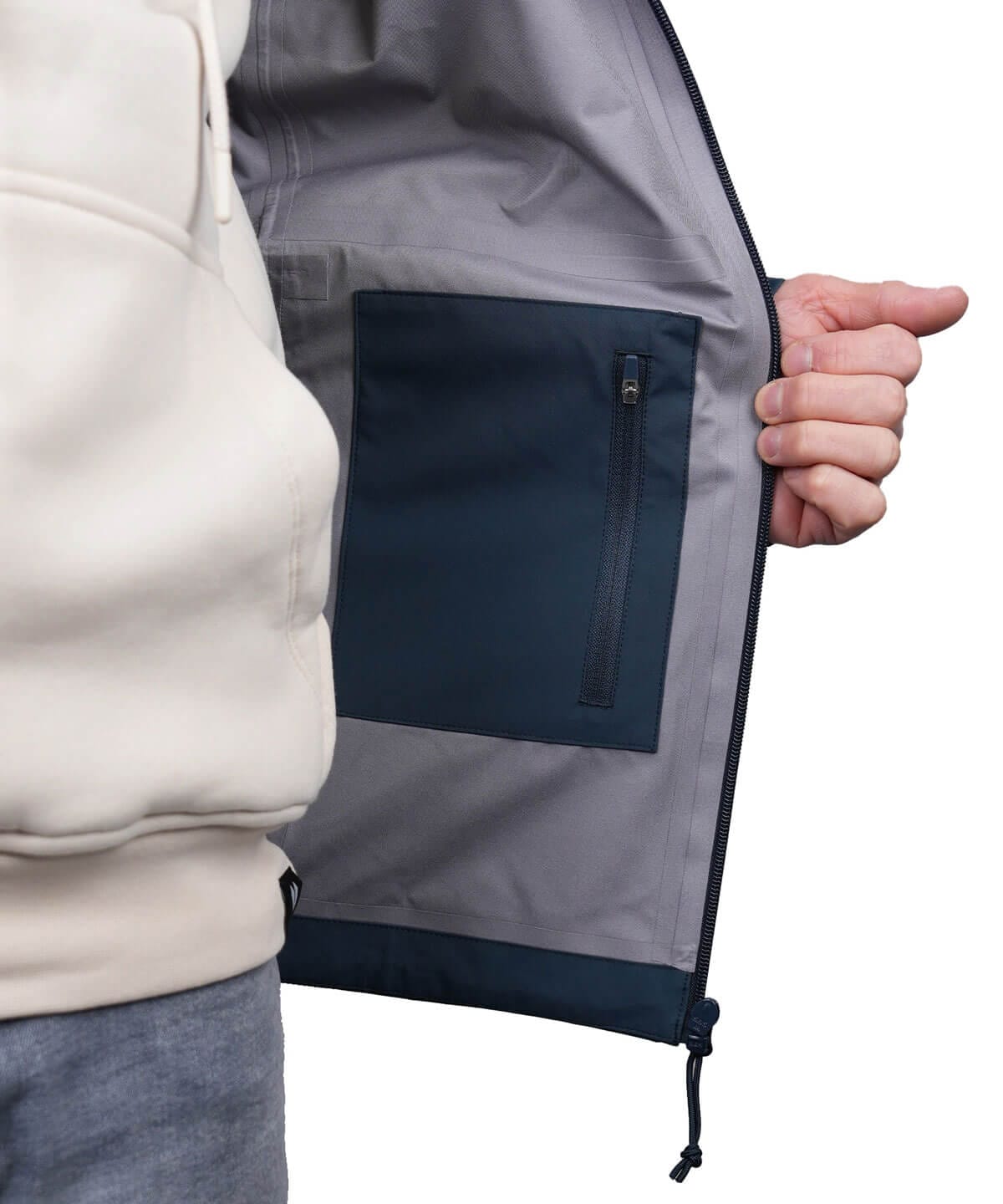 Detailansicht Innenfutter der BERGMENSCH Herren 3-Lagen Regenjacke in der Farbe Midnight Navy