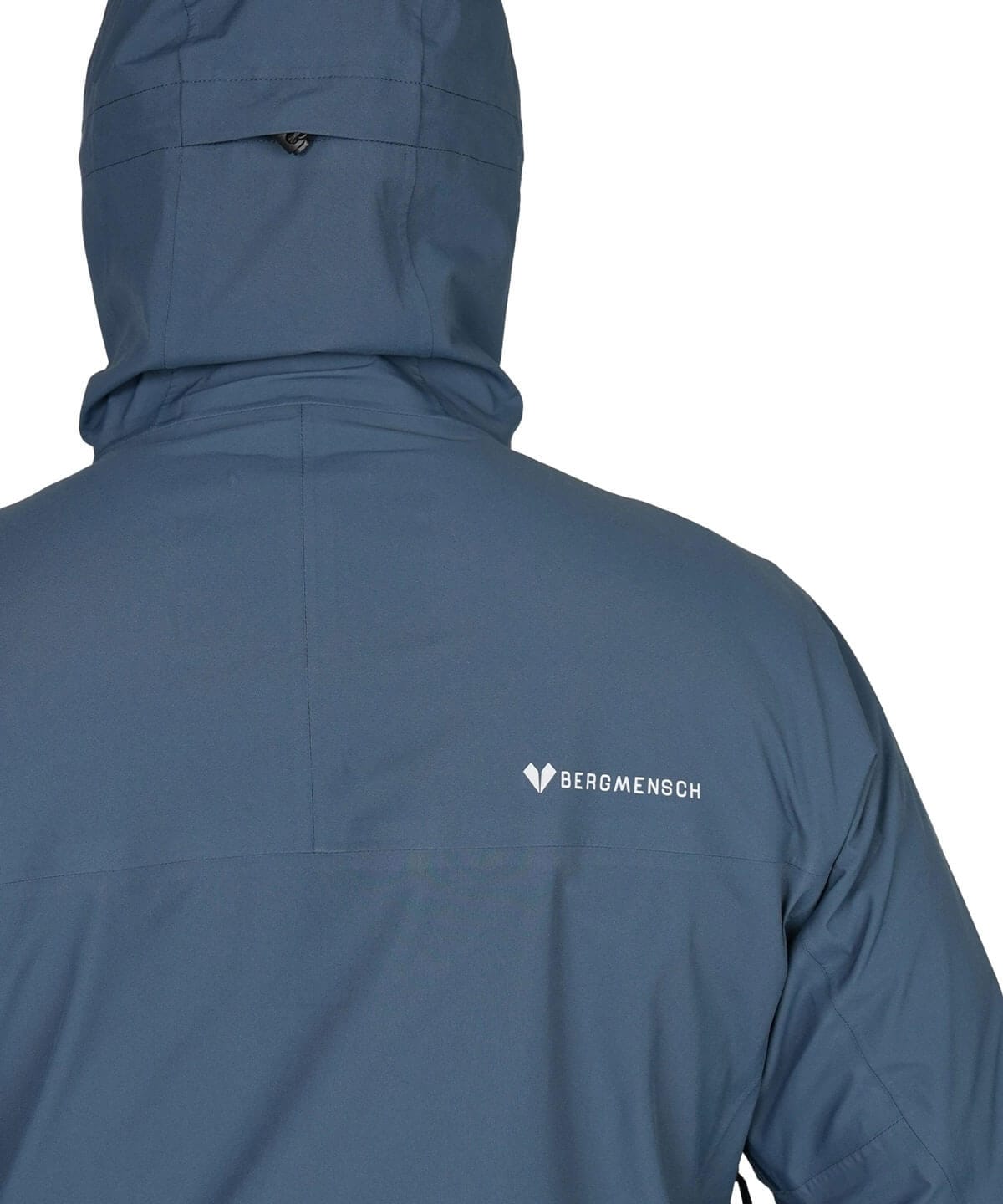Detailansicht Logo der BERGMENSCH Herren 3-Lagen Regenjacke in der Farbe Midnight Navy