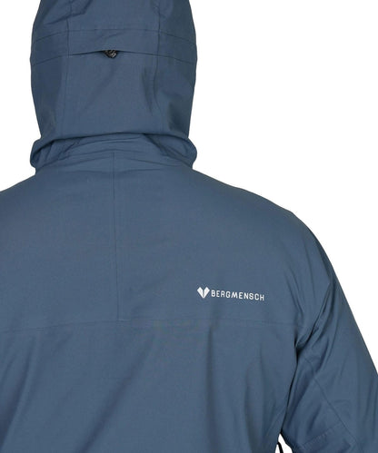 Detailansicht Logo der BERGMENSCH Herren 3-Lagen Regenjacke in der Farbe Midnight Navy