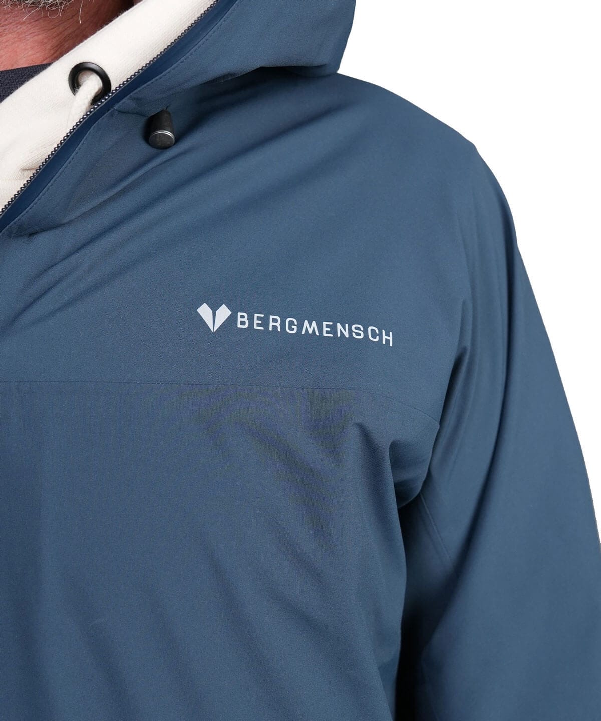 Detailansicht Logo der BERGMENSCH Herren 3-Lagen Regenjacke in der Farbe Midnight Navy