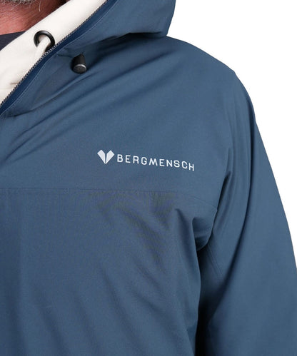 Detailansicht Logo der BERGMENSCH Herren 3-Lagen Regenjacke in der Farbe Midnight Navy