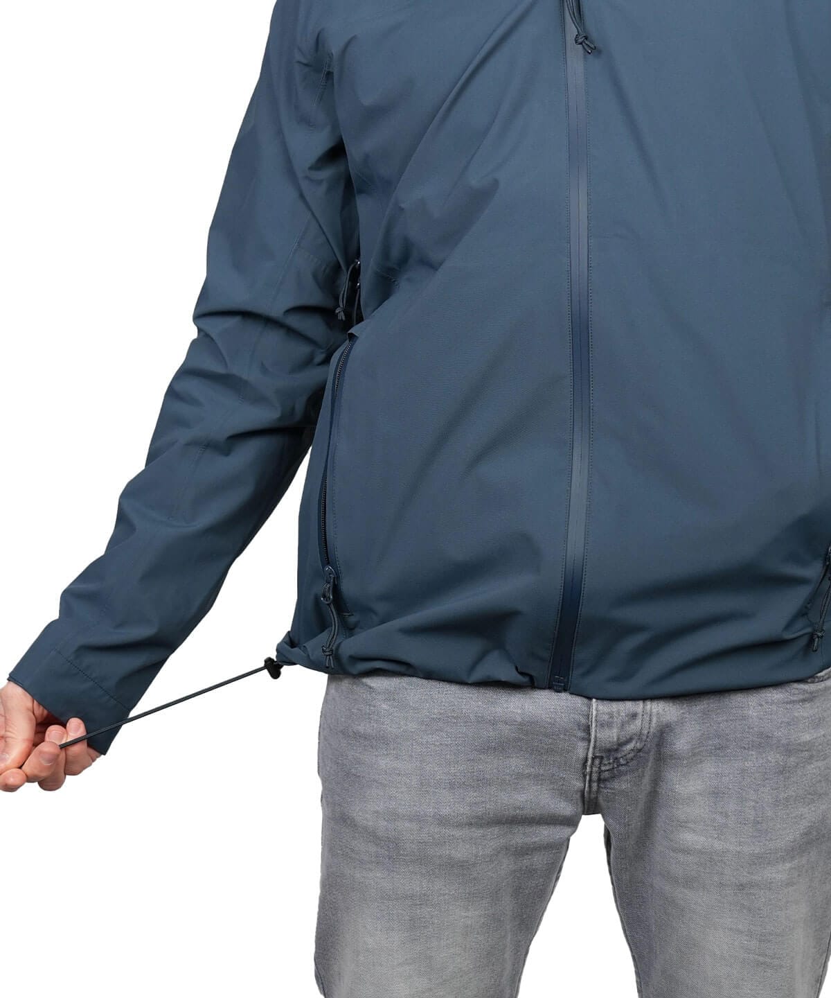 Detailansicht Saumzug der BERGMENSCH Herren 3-Lagen Regenjacke in der Farbe Midnight Navy