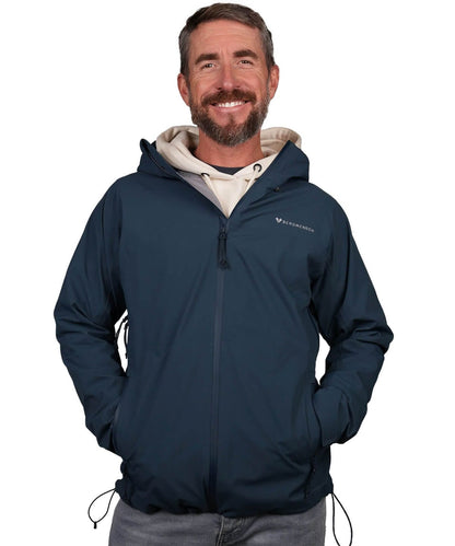 Vorderansicht der BERGMENSCH Herren 3-Lagen Regenjacke in der Farbe Midnight Navy
