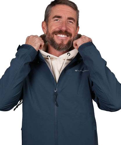 Vorderansicht der BERGMENSCH Herren 3-Lagen Regenjacke in der Farbe Midnight Navy

