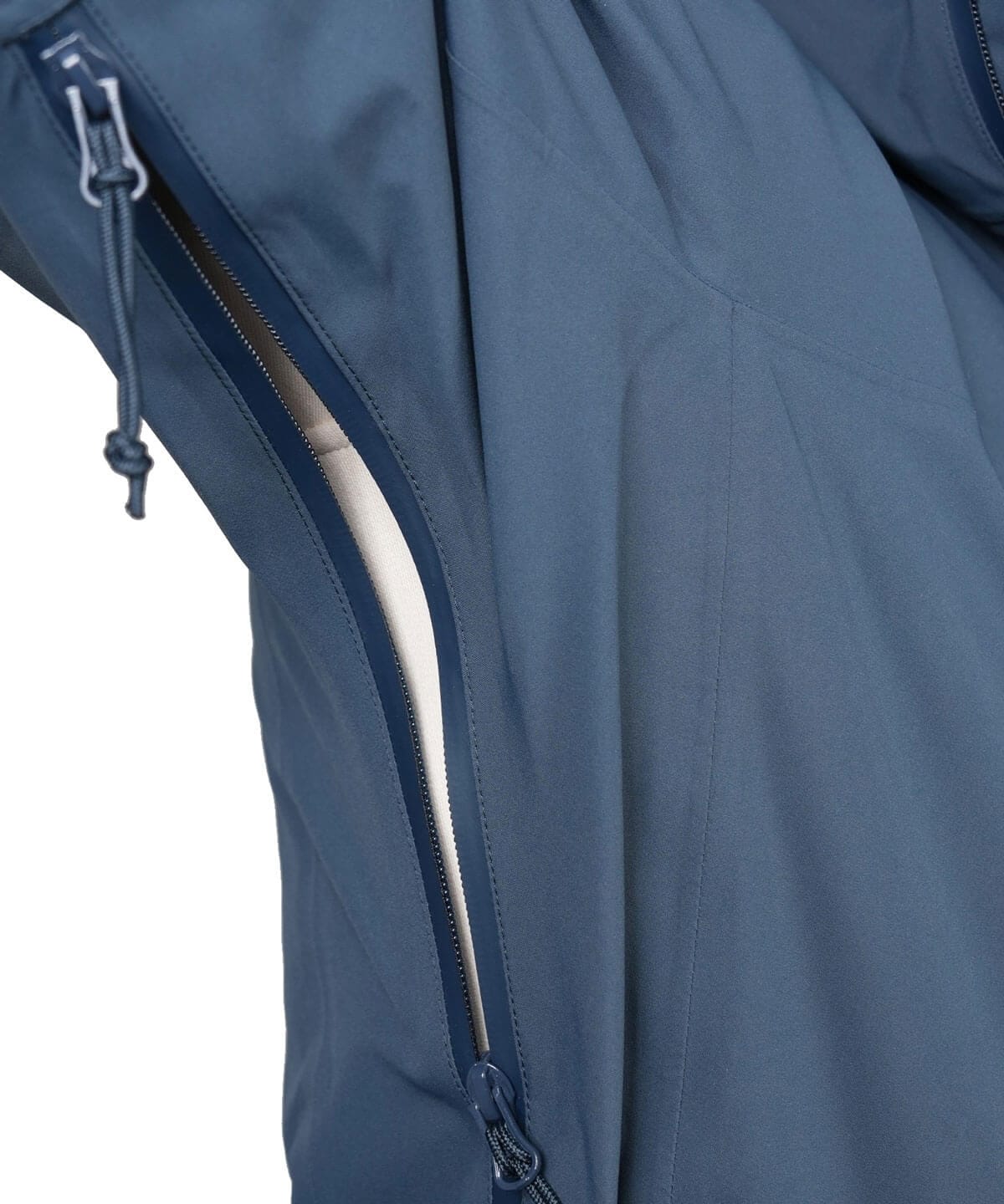 Detailansicht YKK Frontreißverschluss mit Innenklappe der BERGMENSCH Herren 3-Lagen Regenjacke in der Farbe Midnight Navy